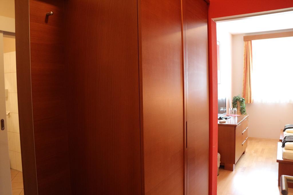 Hotel Checkin Глайсдорф Екстериор снимка